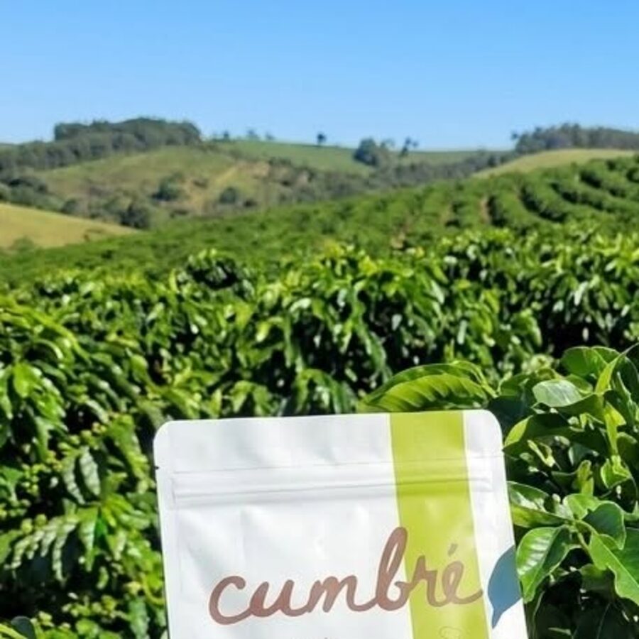 Pacote do Cumbré em frente ao cafezal da Fazenda Pau do Monjolo, em Itapecerica, Minas Gerais